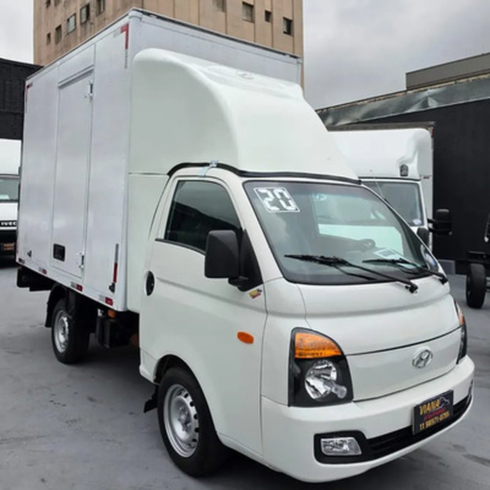 Hyundai HR 2020 branco com baú, visto de frente
